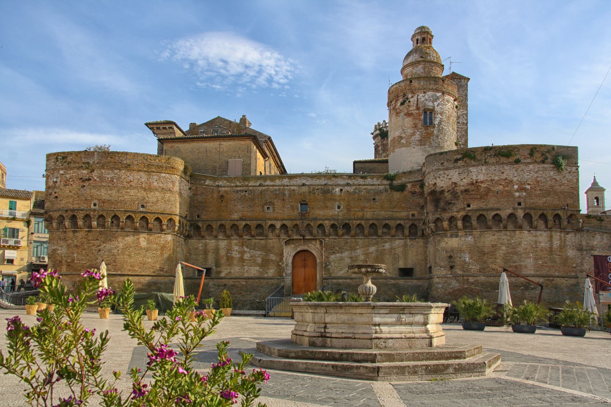 Castello Caldoresco a Vasta vicino al B&B vegan Bel Campà
