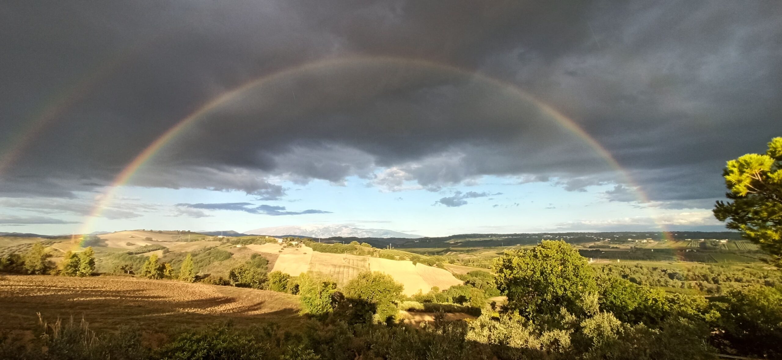Panorama con arcobaleno dal giardino del B&B vegan Bel Campà in Abruzzo