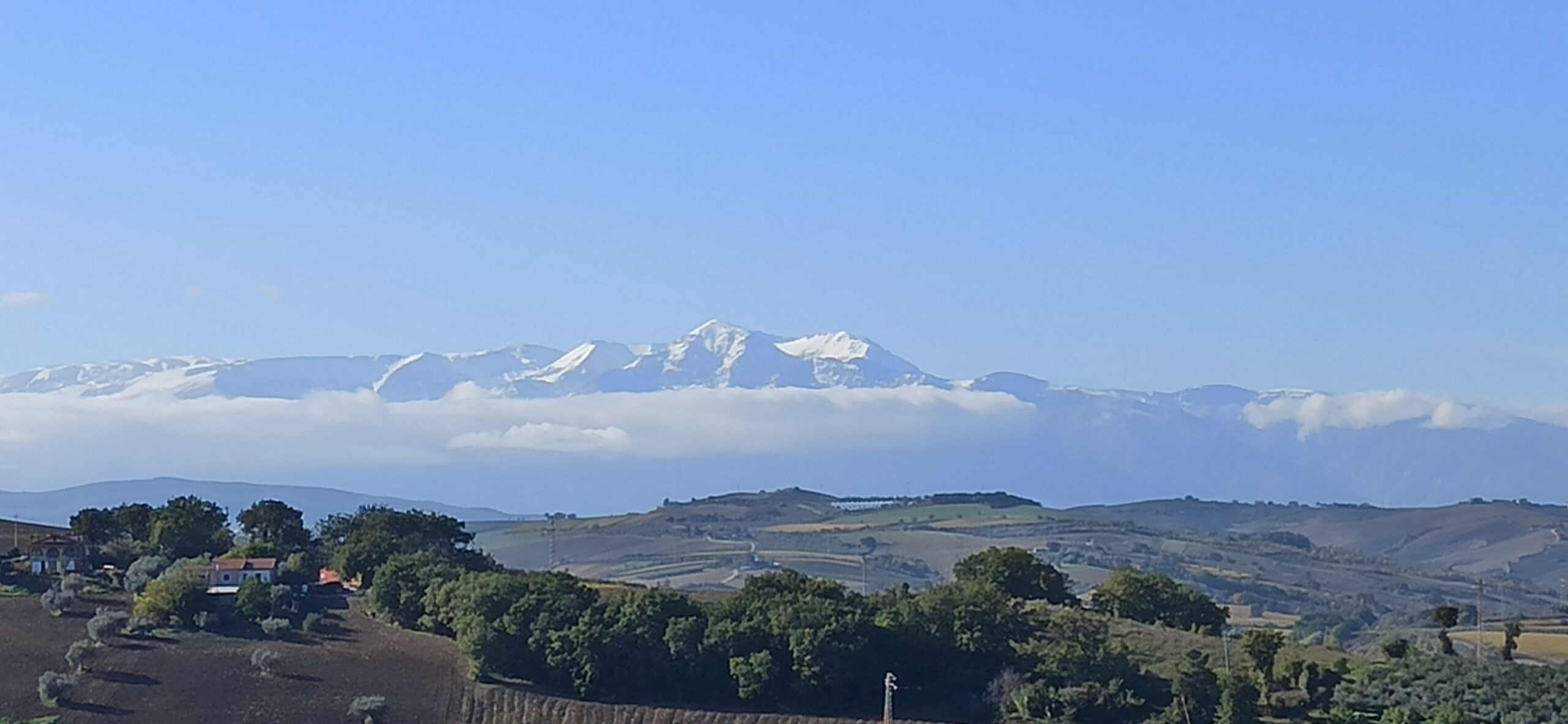 Panorama sulla Majella dal giardino del B&B vegan Bel Campà in Abruzzo